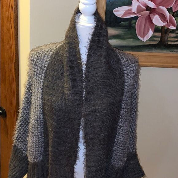 Soft lush fuzzy SIMPLY Noelle gray sweater. - Picture 6 of 8